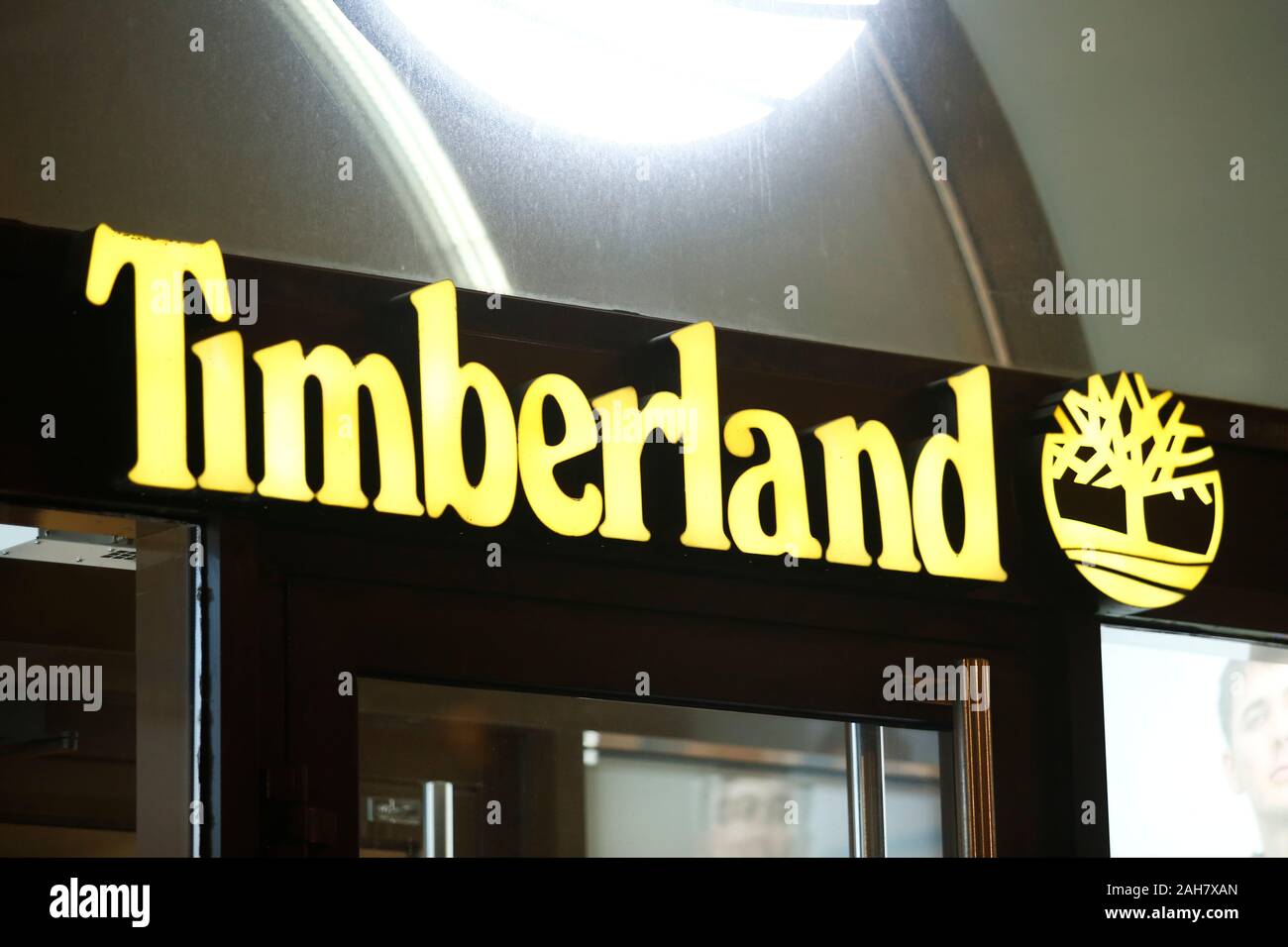 American produttore e rivenditore di calzature Timberland logo che si vede  a San Pietroburgo Foto stock - Alamy