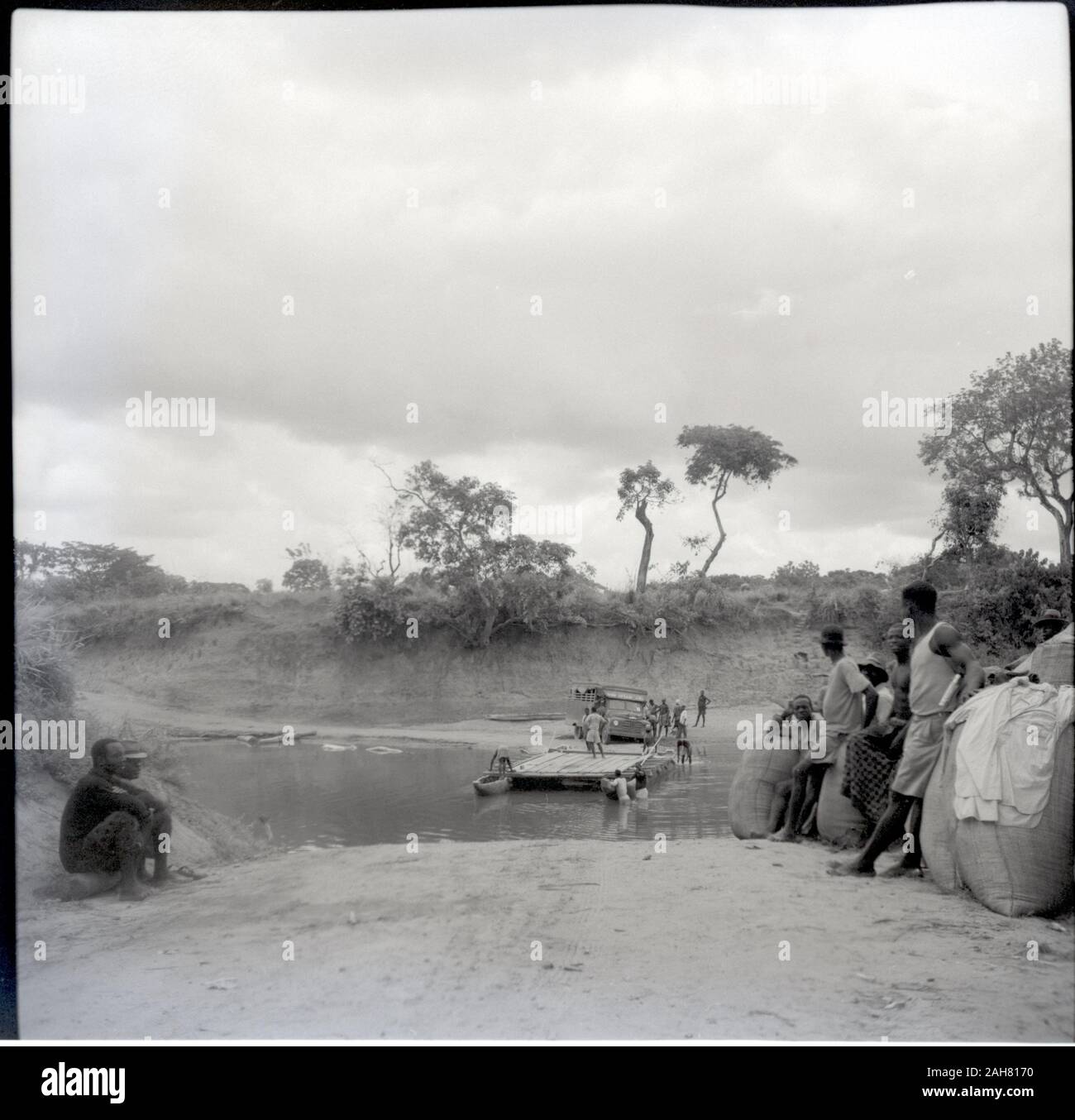 La Nigeria, Ruel collezione: BanyangJourney da Ibadan al Camerun, Bansara traghetto, camion bloccati nel fango02/04/1954, 02/04/1954. 2012/001/6/7/K4. Foto Stock