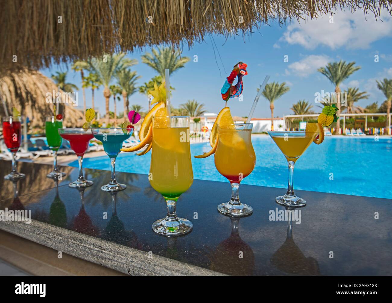 Diversi cocktail bevande da un resort tropicale piscina Foto Stock