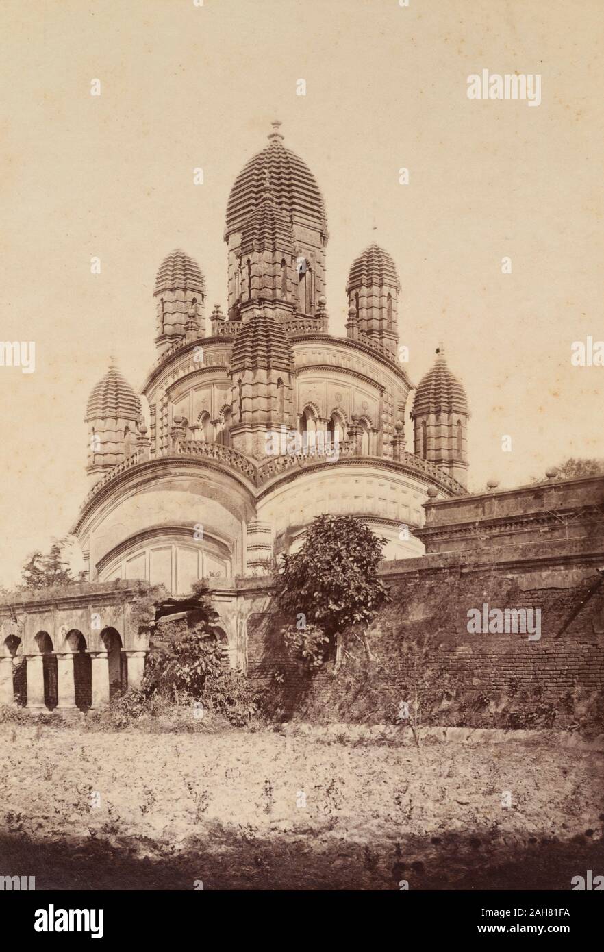 India Il Dakshineswar Kali tempio in Kolkata, costruito 1847-1855 e adornata con nove "chhatris' (cenotaphs), ciascuna chiusa con un alveare cupola a forma di.manoscritto originale didascalia: Tempio di Kali Ghat, circa 1905. 2003/071/1/1/3/11. Foto Stock