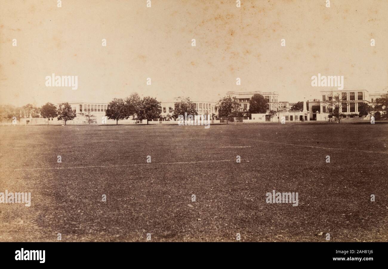 India, vista di edifici che si trovano sulla strada Chowringhee presa attraverso un ampio prato aperto. Manoscritto originale didascalia: Chowringhee Street Calcutta, circa 1900-1905. 2003/071/1/1/3/6. Foto Stock