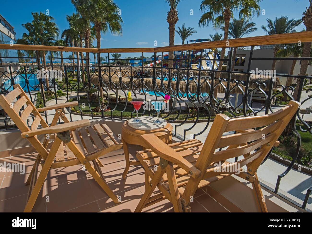 Due cocktail bevande sul tavolo del balcone a tropicale di lusso hotel resort camera con vista piscina Foto Stock