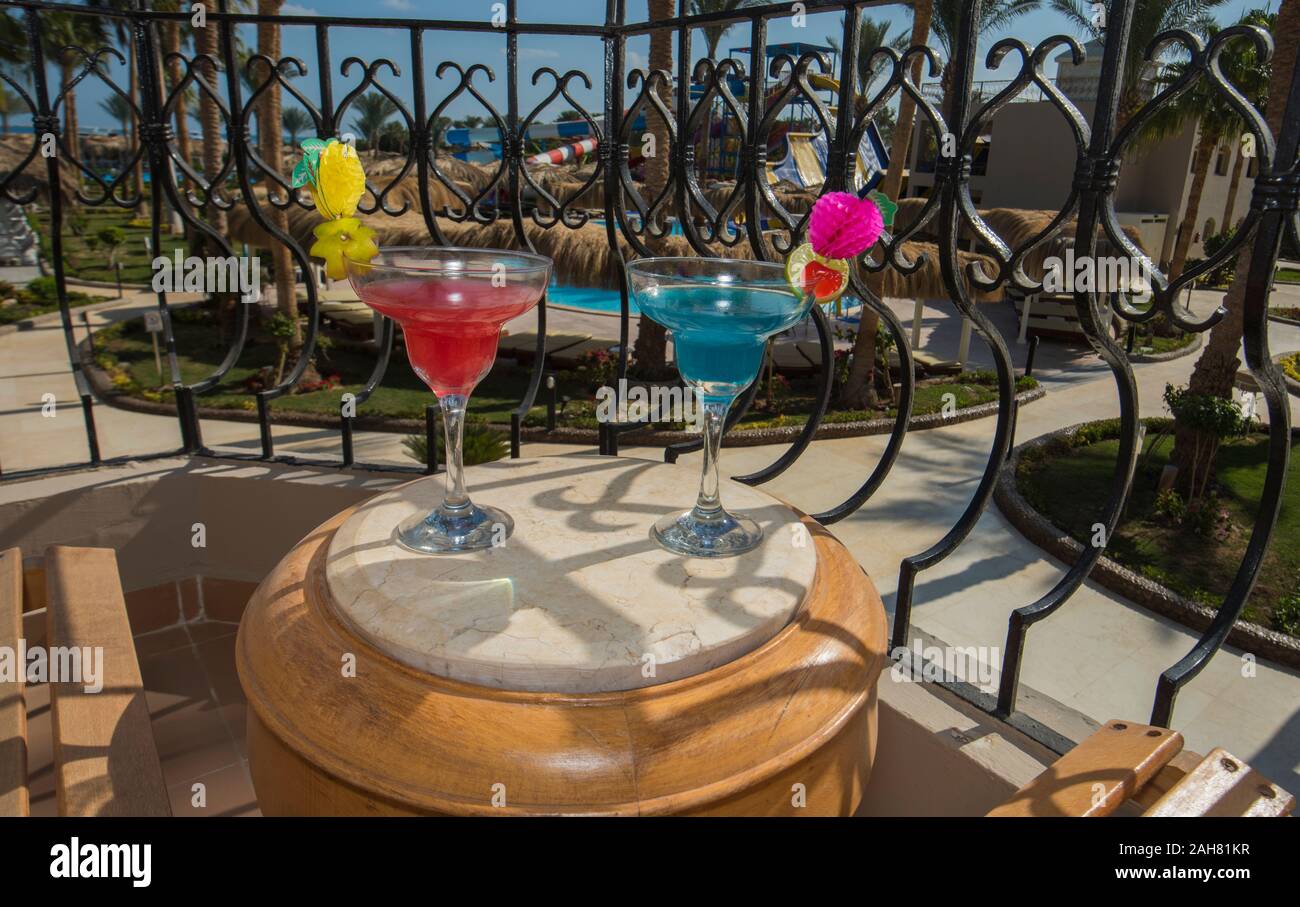 Due cocktail bevande sul tavolo del balcone a tropicale di lusso hotel resort camera con vista piscina Foto Stock