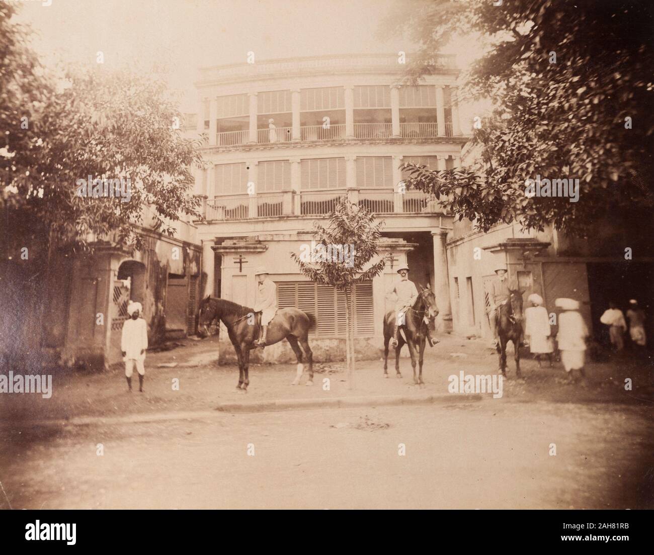 India, Sidney Sitwell e amici pongono a cavallo nel recinto murato di un multi-storeyed casa coloniale con ampie verande e persiane. Numerosi funzionari indiani sono anche presenti. Manoscritto originale didascalia: W. McIntosh circa A. Croft S.A.H. SitwellCalcutta Agosto 1895, agosto 1895. 2003/071/1/1/2/27. Foto Stock