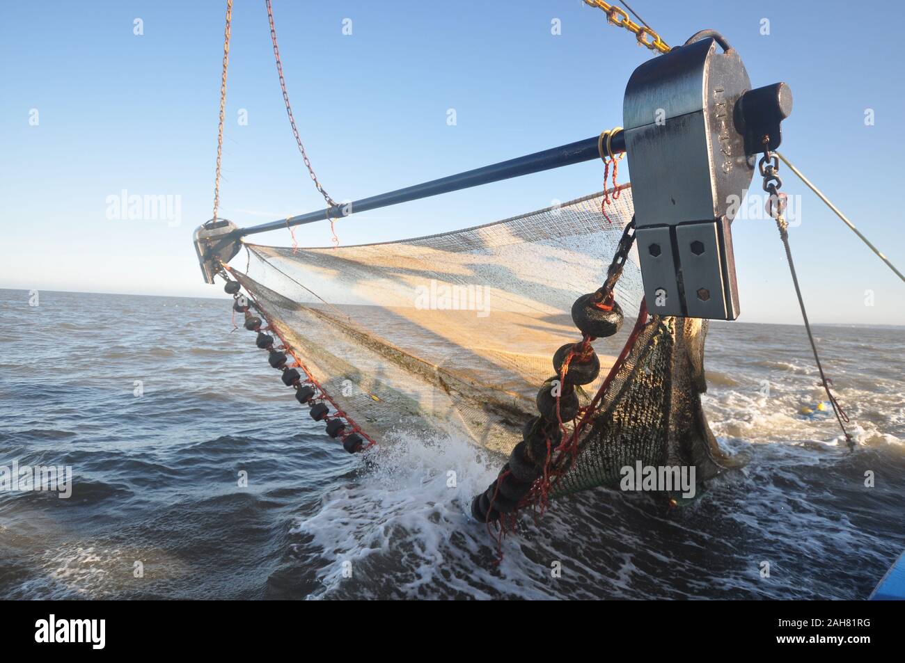 Una con reti da traino adibiti alla pesca di gamberetti nel lavaggio del Mare del Nord, off Norfolk, Regno Unito Foto Stock