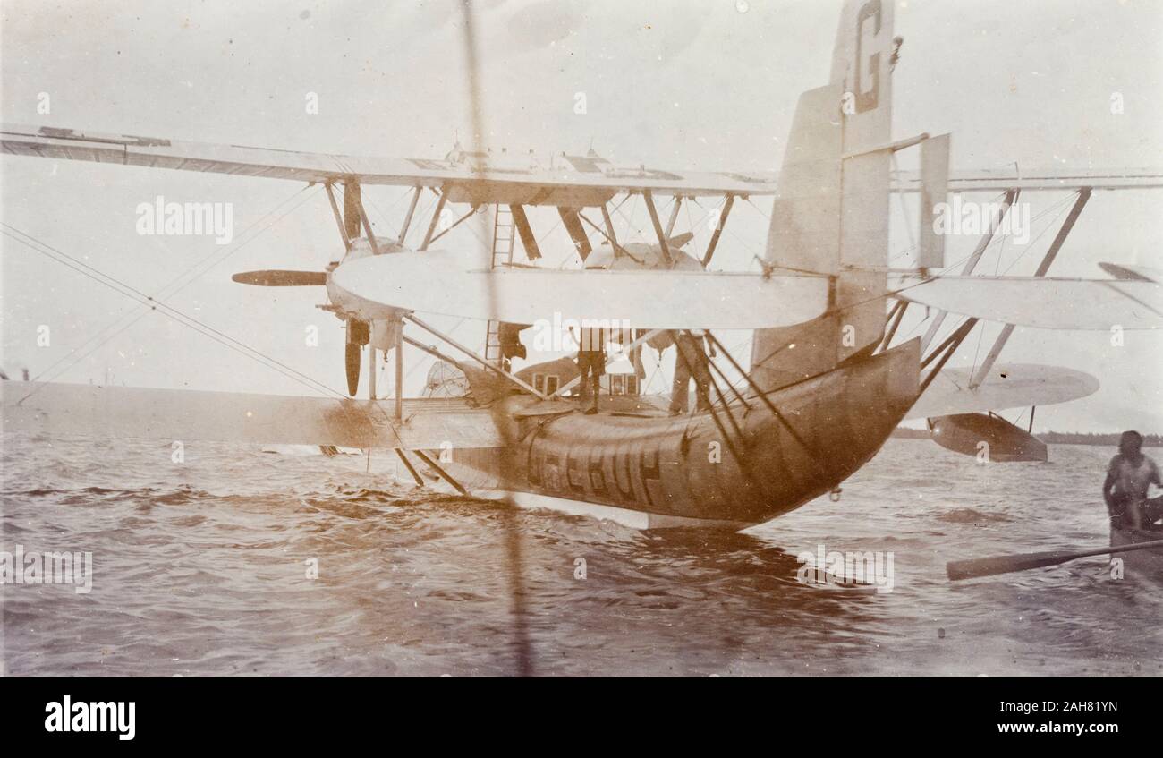 La Nigeria, la didascalia recita: 'Sir Alan Cobham in flying boat Singapore a Lagos 1928. Il Singapore legata ad una boa nel porto', 1928. 2000/098/1/1. Foto Stock