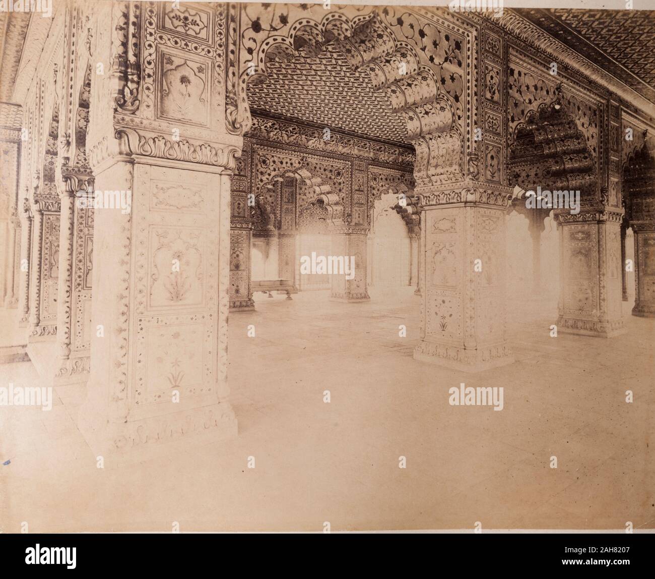 India, ornati archi decorati con disegni dipinti tratto lungo un corridoio in quello che era originariamente il Palazzo del Re, ora parte di Delhi Fort complesso. Manoscritto originale caption: parte del re Palacenow Fort Delhi, circa 1890. 2003/071/1/1/2/44. Foto Stock
