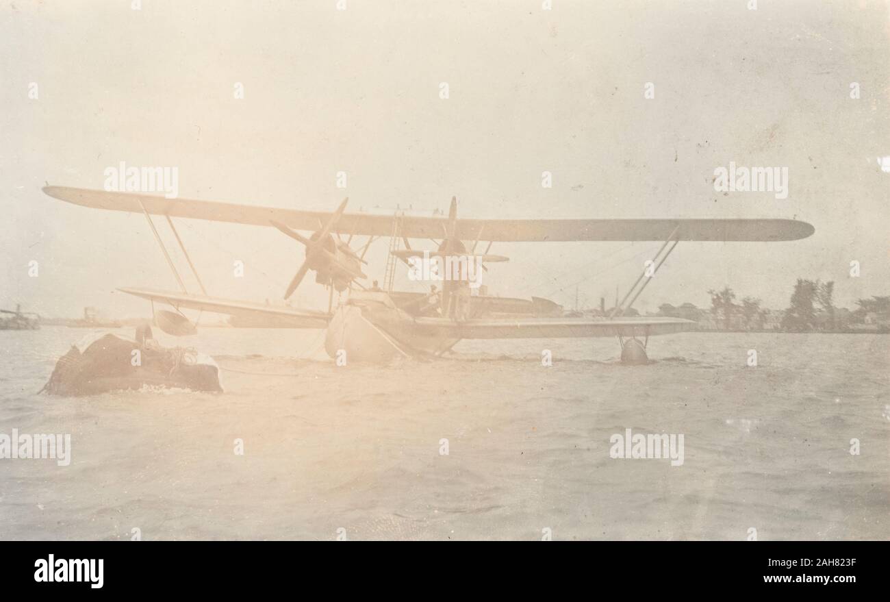 La Nigeria, la didascalia recita: 'Sir Alan Cobham in flying boat Singapore a Lagos 1928. Il Singapore legata ad una boa nel porto', 1928. 2000/098/1/2. Foto Stock
