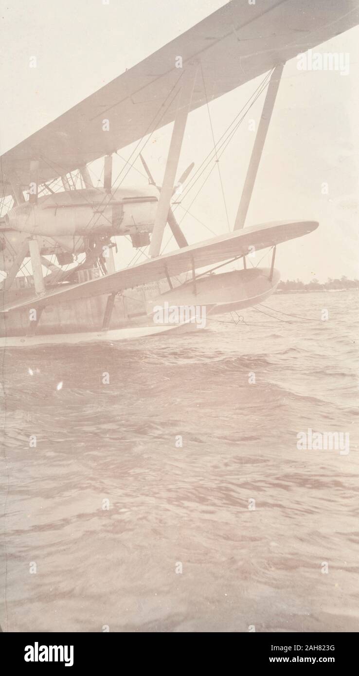 La Nigeria, la didascalia recita: 'Sir Alan Cobham in flying boat Singapore a Lagos 1928. In corrispondenza di una boa'. Il flying boat pilotato da Sir Alan Cobham, è raffigurato poco dopo lo sbarco nel porto di Lagos, 1928. 2000/098/1/4. Foto Stock