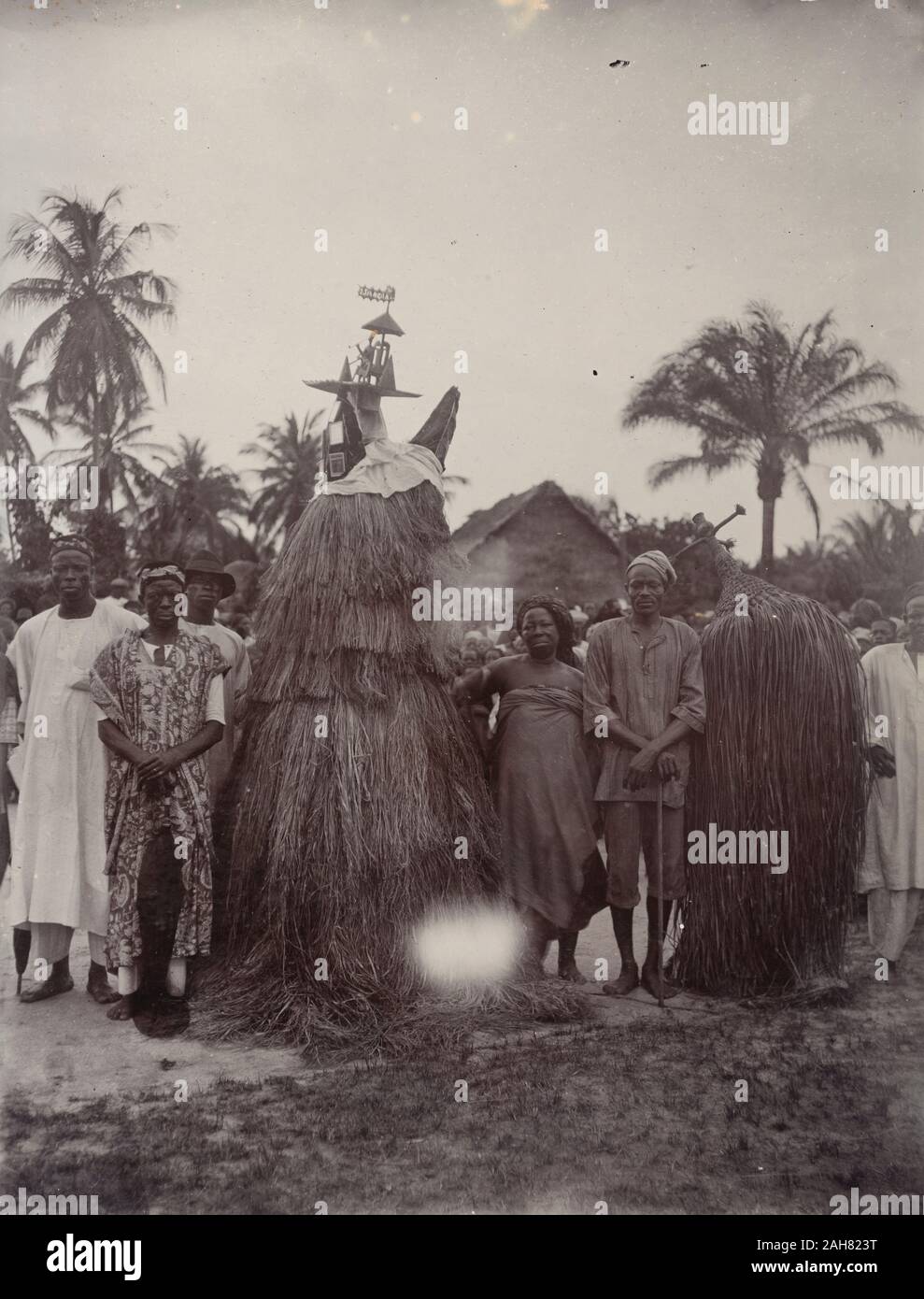 La Nigeria, la didascalia recita: "Juju uomini nei loro costumi". Due juju practioners vestito in costumi tassled progettato per coprire i loro corpi interi, [c.1920s]. 2000/098/1/57. Foto Stock
