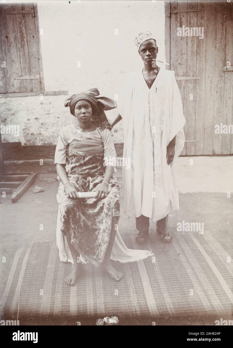 La Nigeria, la didascalia recita: 'Un Hausaman e sua moglie". Ritratto di un Hausa marito e moglie, posa per la fotocamera in abito tradizionale, [c.1920s]. 2000/098/1/107. Foto Stock