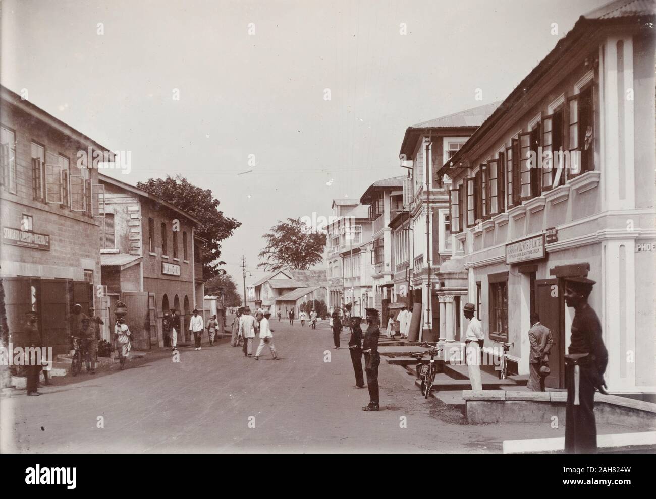 La Nigeria, la didascalia recita: 'Custom Street, Lagos'. Mostra uniformata di funzionari doganali sul dovere e gli uffici di petrolio africano dadi, Società [c.1920s]. 2000/098/1/46. Foto Stock