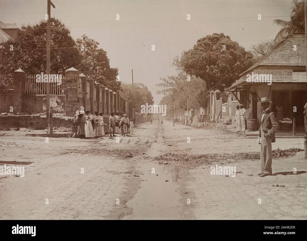 Giamaica, Via Scena mostrando un cartello che recita: "Le automobili non si arresta tra Nord San e Drummond San sul viaggio. Per ordine"; eventualmente una istruzione per ospitare la città del tram di Kingston, 1894-1895. 1999/221/1/62/82. Foto Stock