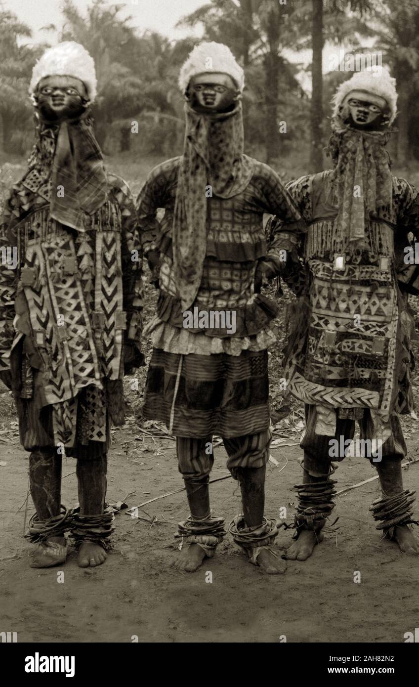 La Nigeria, la marcatura su retromarcia: "Juju uomini nei loro costumi". Tre juju ballerini in costume indossano maschere di legno sulla parte superiore dei loro capi, ornato modellato abbigliamento e cavigliere, [c.1920s]. 2000/098/2/98. Foto Stock