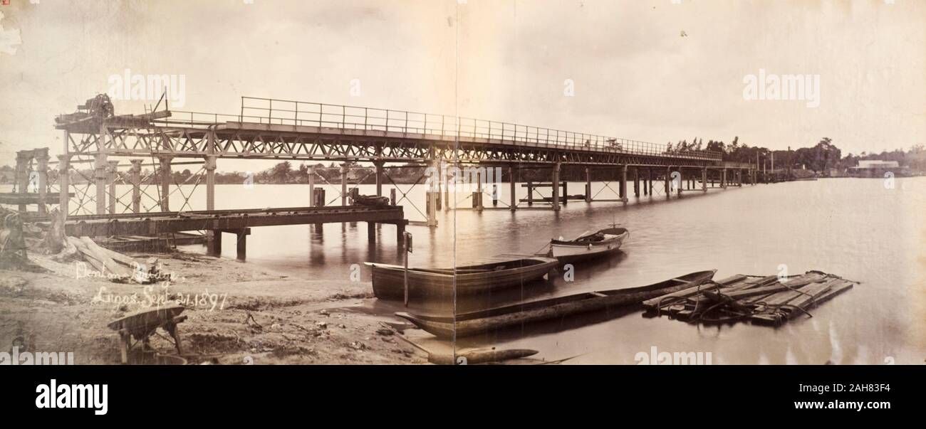 La Nigeria, marcature sulla fotografia "Ponte enton Lagos, Settembre 21 1897'. Mostra la trave span bridge. Pali in ferro in fiume con luce di lavoro della trave di supporto del cingolo, 1897. 1999/221/1/1/28. Foto Stock