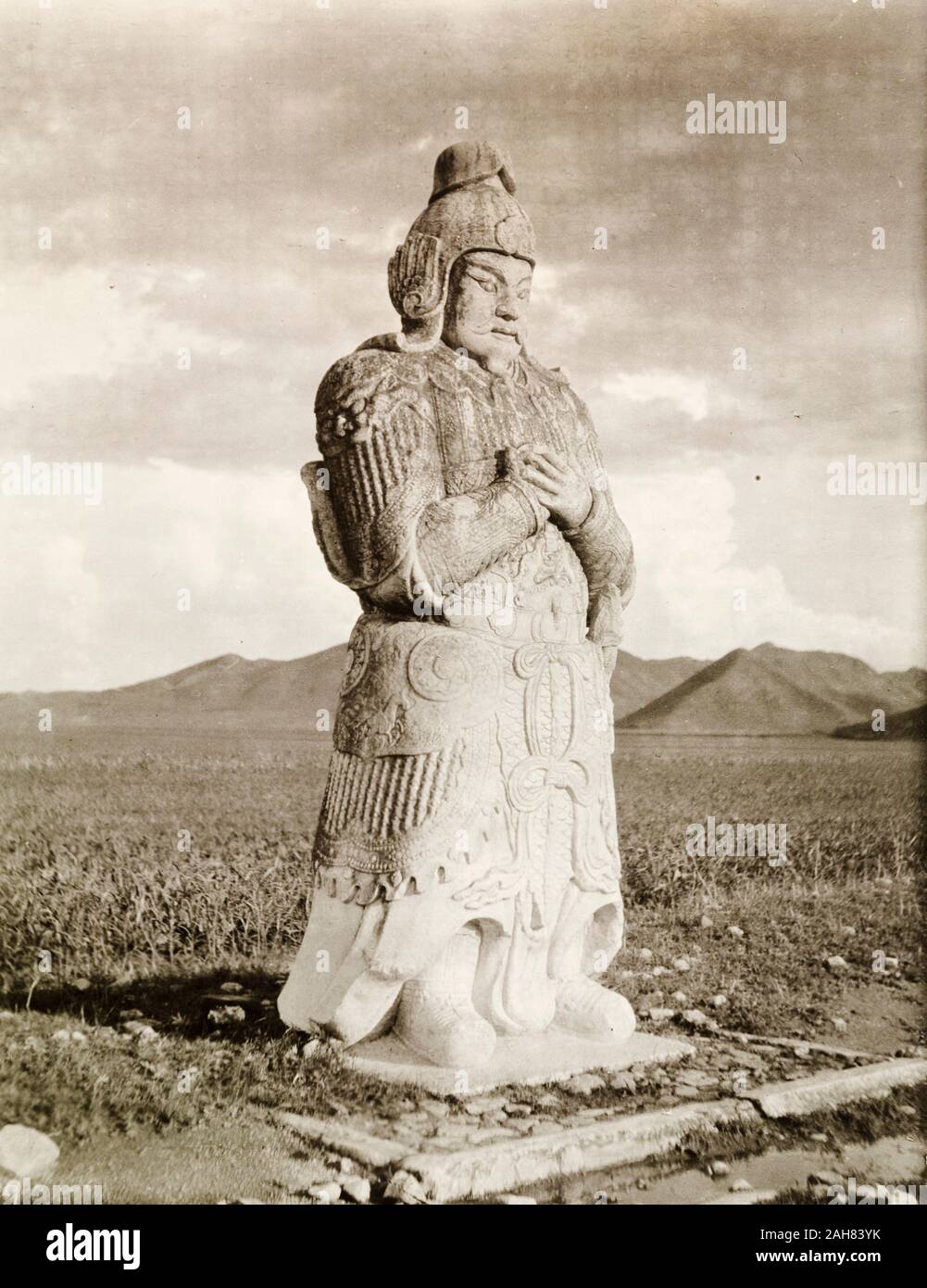 Cina, una delle più antiche statue in pietra raffiguranti guerrieri cinesi in abito di battaglia, che guida il modo per la dinastia Ming tombe. Il sito contiene i mausolei dei 13 Imperatori del cinese della dinastia Ming (1368-1644). Nei pressi di Pechino (Beijing).manoscritto originale didascalia: Sacerdote o statista, [1909]. 1998/028/1/1/158. Foto Stock