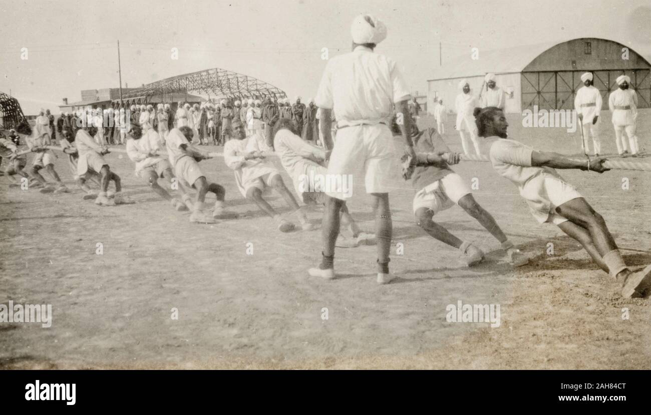 L'Iraq, Off duty soldati del reggimento Sikh prendere parte a un rimorchiatore di guerra ad una caserma esercito o camp, Mesopotamia, 1922. 2001/243/1/1/2/243. Foto Stock