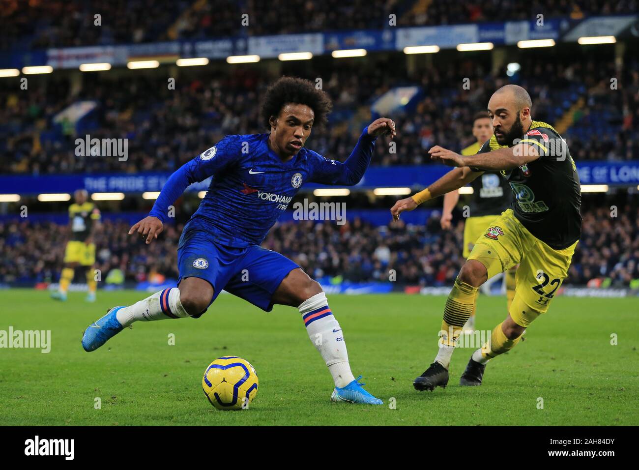 Londra, Regno Unito. Il 26 dicembre, 2019. Del Chelsea e Willian Southampton Nathan Redmond durante il match di Premier League tra Chelsea e Southampton a Stamford Bridge, Londra giovedì 26 dicembre 2019. (Credit: Leila Coker | MI News ) la fotografia può essere utilizzata solo per il giornale e/o rivista scopi editoriali, è richiesta una licenza per uso commerciale Credito: MI News & Sport /Alamy Live News Foto Stock