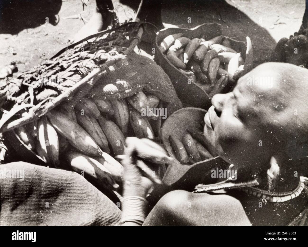 Kenya, un commerciante Kikuyu vende le sue banane o le banane da cuocere su una fase di stallo a Karatina mercato. Manoscritto originale didascalia: a Karatina mercati. Nyeri 1936, 1937. 1995/076/1/2/5/34. Foto Stock