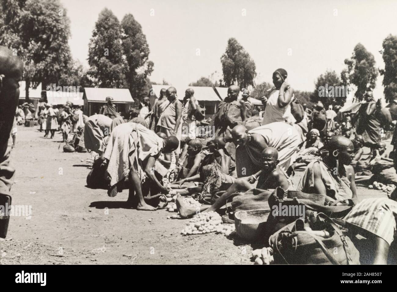 Kenya i Kikuyu commercianti espongono la loro mercanzia fatta sul terreno a Karatina mercato. Manoscritto originale didascalia: Karatina mercato, S. Nyeri, 1936, 1937. 1995/076/1/2/5/42. Foto Stock