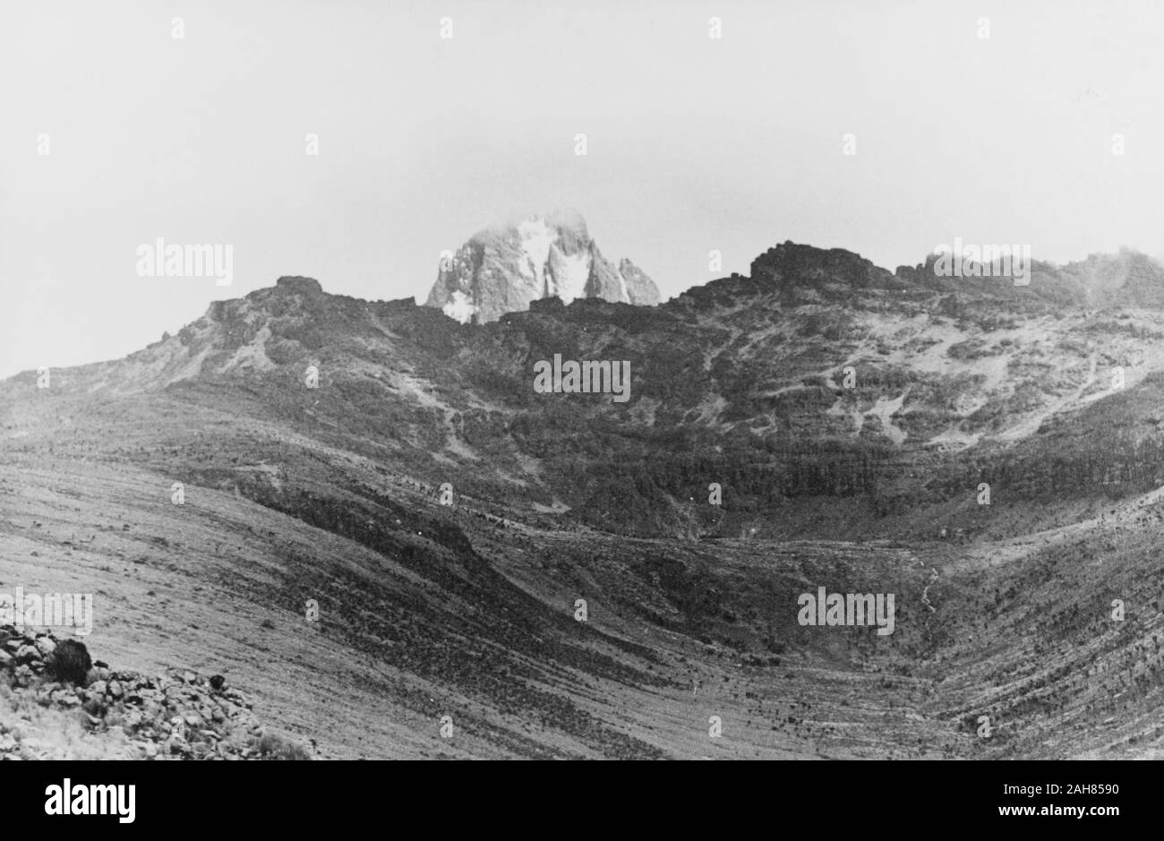 Il Kenya, la vetta del Monte Kenya è parzialmente oscurata dal cloud. In questo modo è probabile che sia stato preso molto presto nel 1937, su safari EH e sua madre si soggiornando presso il capo di Murigo's camp. Manoscritto originale didascalia: Kenya safari da Murigo's. 1936 [1937]. 1995/076/1/2/8/36. Foto Stock