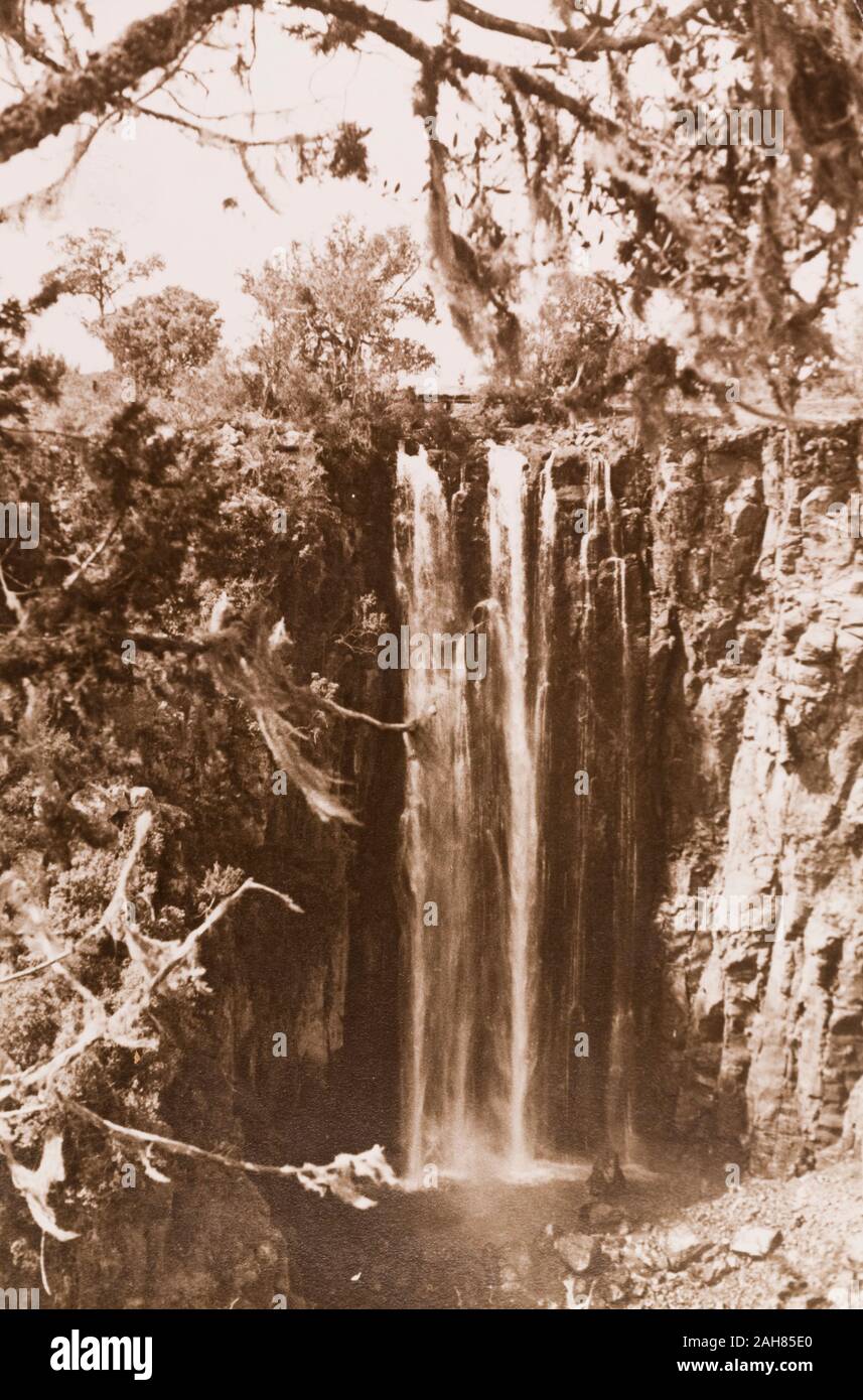 Kenya, vista di Thomson Falls, una cascata sul fiume di Ewaso Nyiro, circa 72 metri alta. Le cascate sono stati nominati dopo l'esploratore britannico Joseph Thomson (1858-1895), che ha incontrato con loro durante una spedizione al lago Victoria con la Royal Geological Society nel 1880. Nei pressi di Nyahururu, Rift Valley, Kenya, 1934. 1995/076/1/1/7/1. Foto Stock