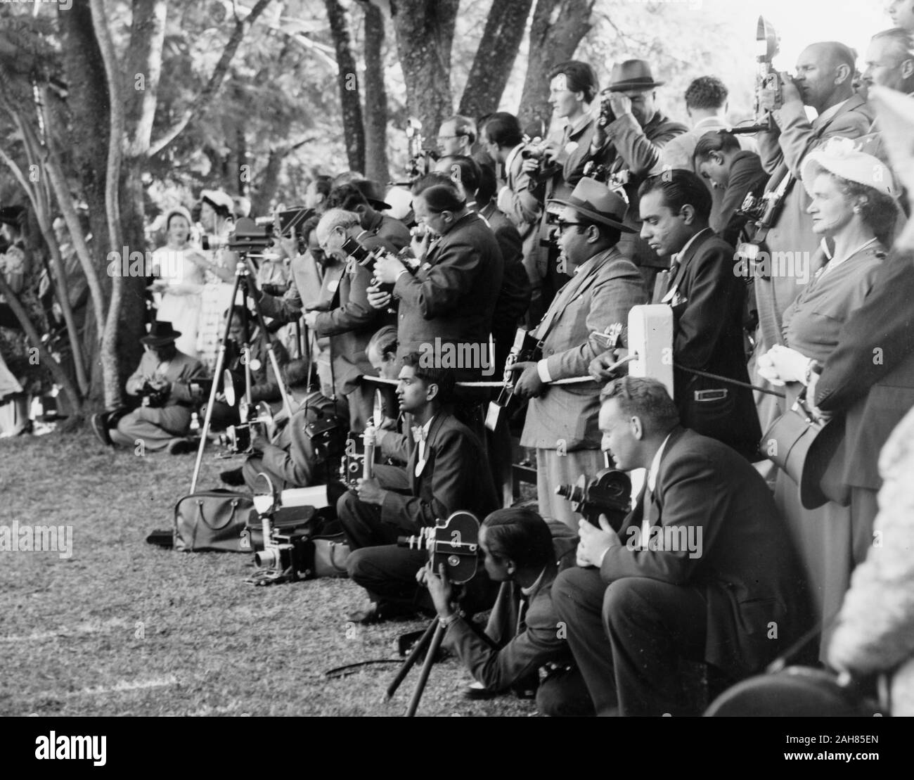 Kenya, premere fotografi e giornalisti europei e asiatici, si raccolgono in un party in giardino presso la sede del Governo, Nairobi, per scattare foto della principessa Elisabetta e il Duca di Edimburgo, febbraio 1952. 2001/090/1/4/1/18. Foto Stock