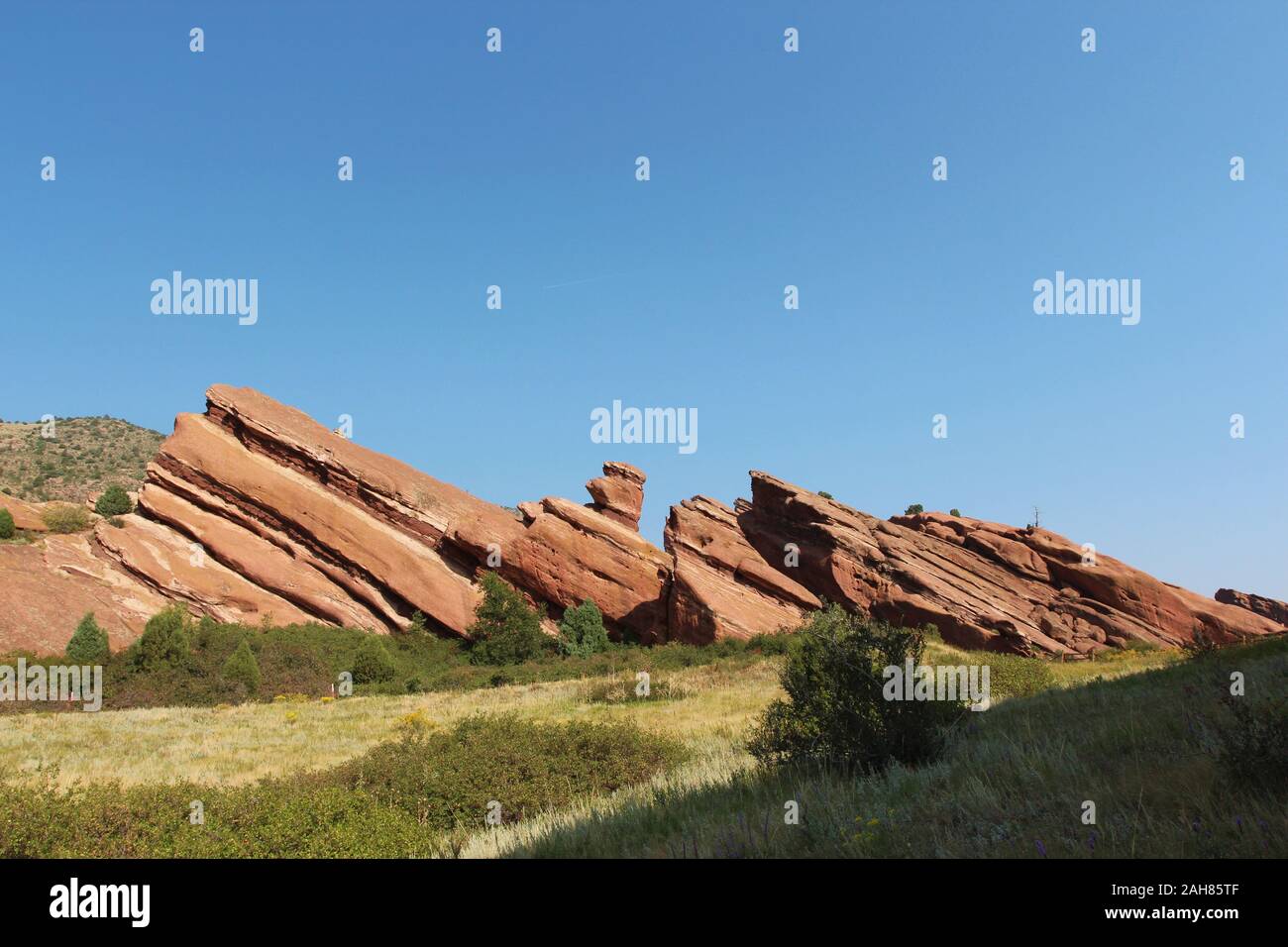 Una grande pietra arenaria rossa formazioni sporgenti dal suolo sul Trading Post Trail, Red Rocks Parco, Colorado, STATI UNITI D'AMERICA Foto Stock