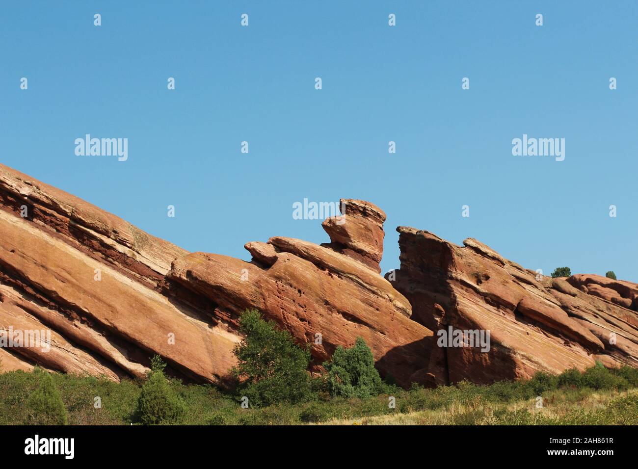 Una grande pietra arenaria rossa formazione, chiamato il Titanic, sporgente fuori del terreno sul Trading Post Trail, Red Rocks Parco, Colorado, STATI UNITI D'AMERICA Foto Stock
