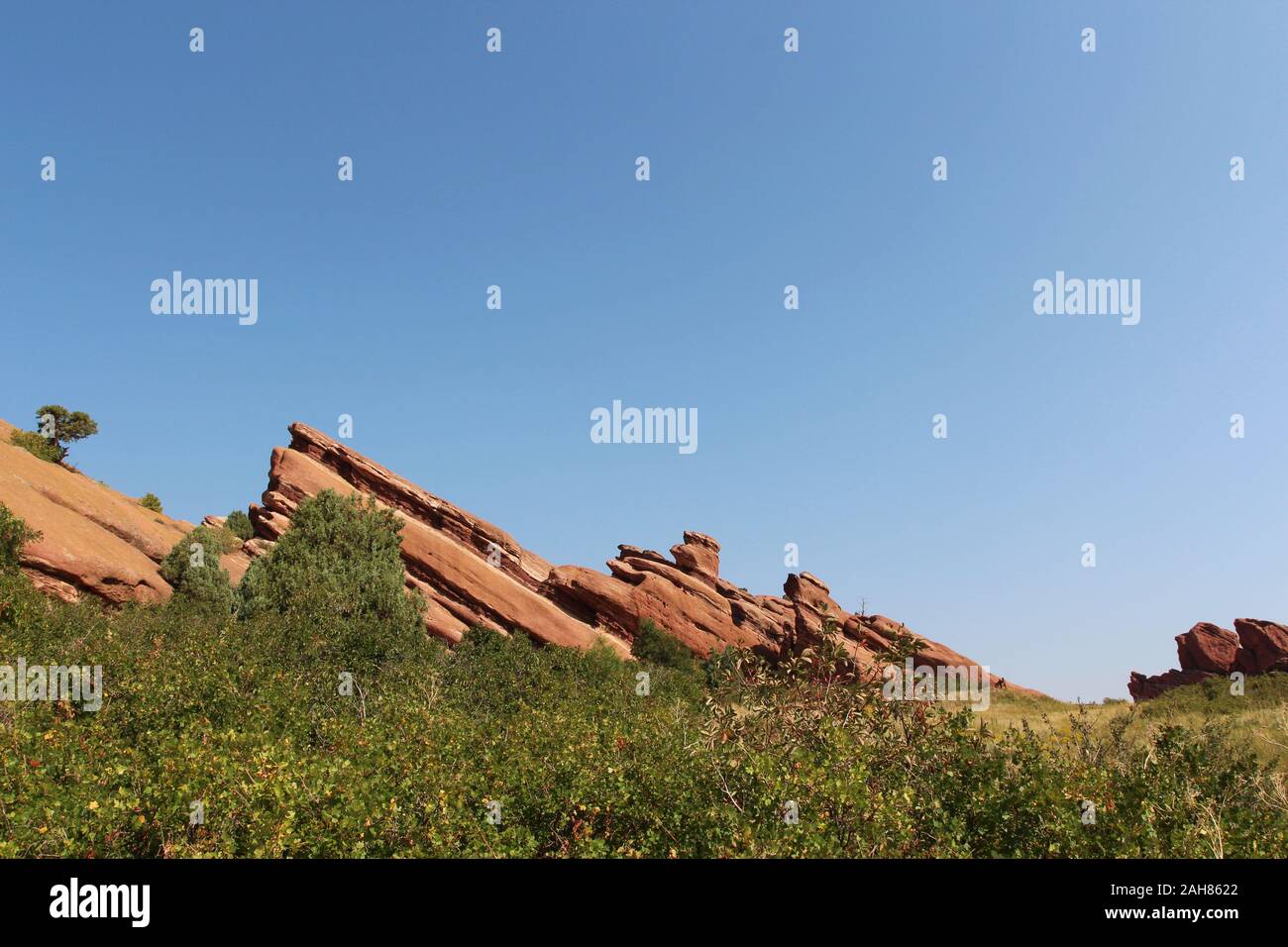 Una grande pietra arenaria rossa formazione, chiamato il Titanic, sporgente fuori del terreno sul Trading Post Trail, Red Rocks Parco, Colorado, STATI UNITI D'AMERICA Foto Stock