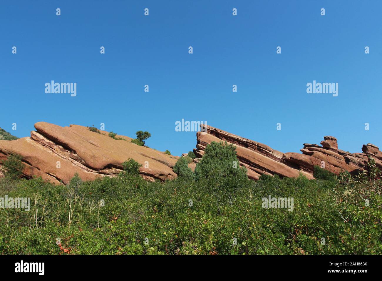 Due grandi rosse formazioni arenarie, chiamato il Titanic e l iceberg, sporgente fuori del terreno sul Trading Post Trail, Red Rocks Parco, Colorado Foto Stock