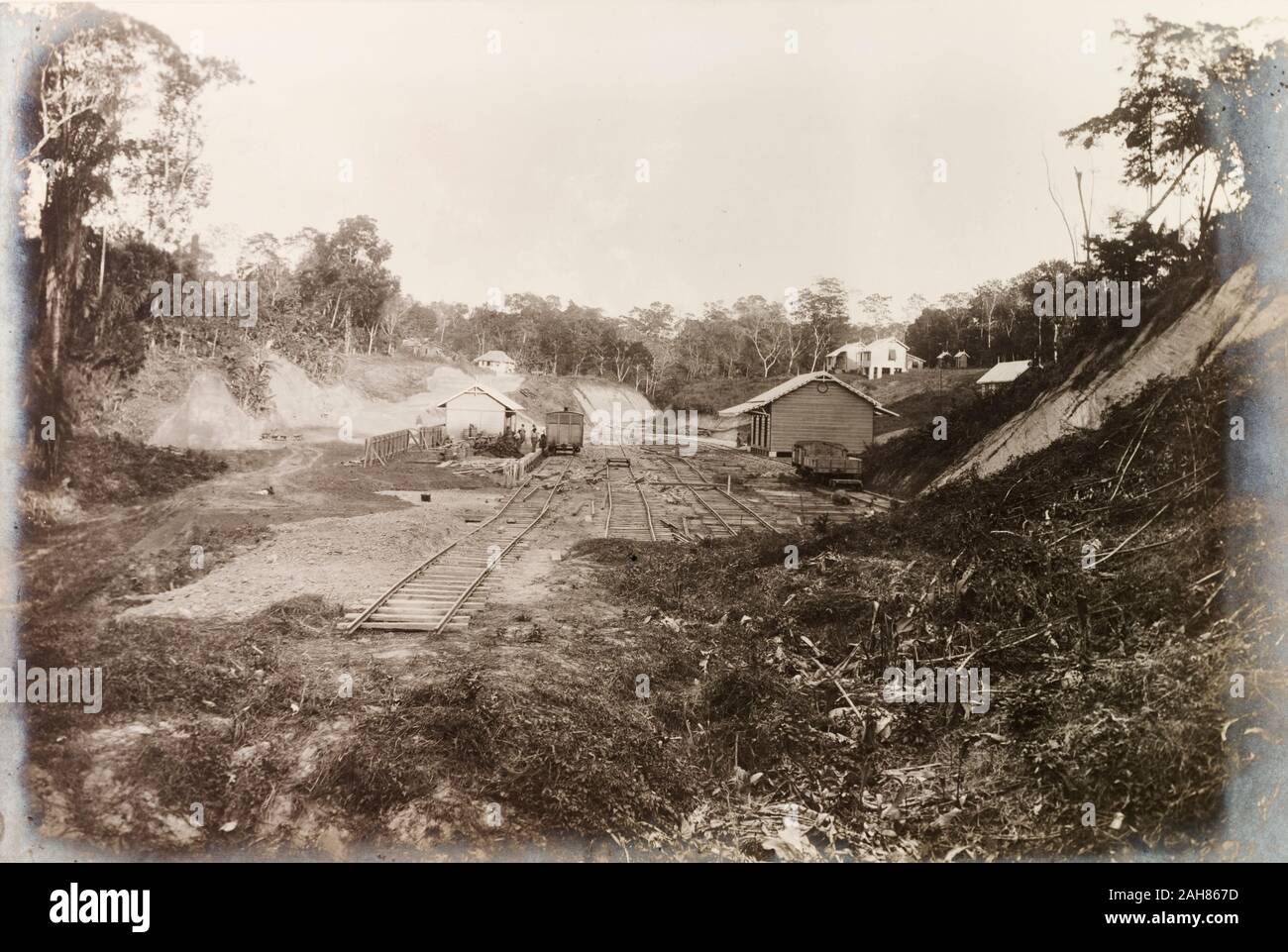 Trinidad & Tobago, vista guardando a nord-est lungo il Siparia estesa linea ferroviaria per la costruzione di Siparia stazione ferroviaria, costruito dal governo di Trinidad Ferrovie. La didascalia recita: No. 23b Siparia Estensioni, vista mostrante la stazione Siparia quasi completa (Guardando a Nord Est) 3.4.14, 1914. 1999/221/1/25/51. Foto Stock