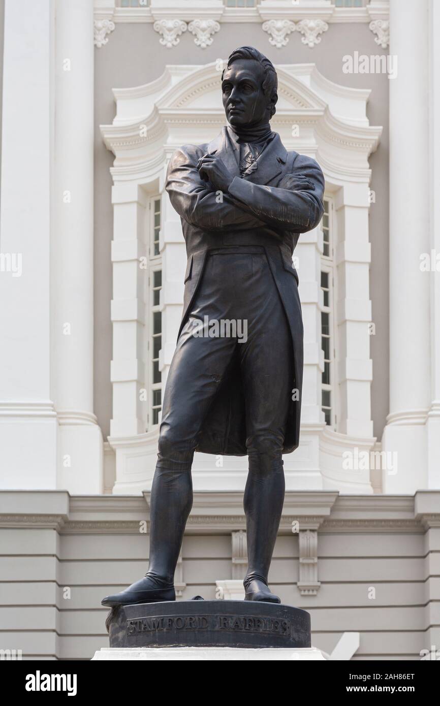 Repubblica di Singapore. Statua di Sir Stamford Raffles, 1781 - 1826, da scultore inglese Thomas Woolner, 1825 - 1892, che sorge di fronte al cit Foto Stock