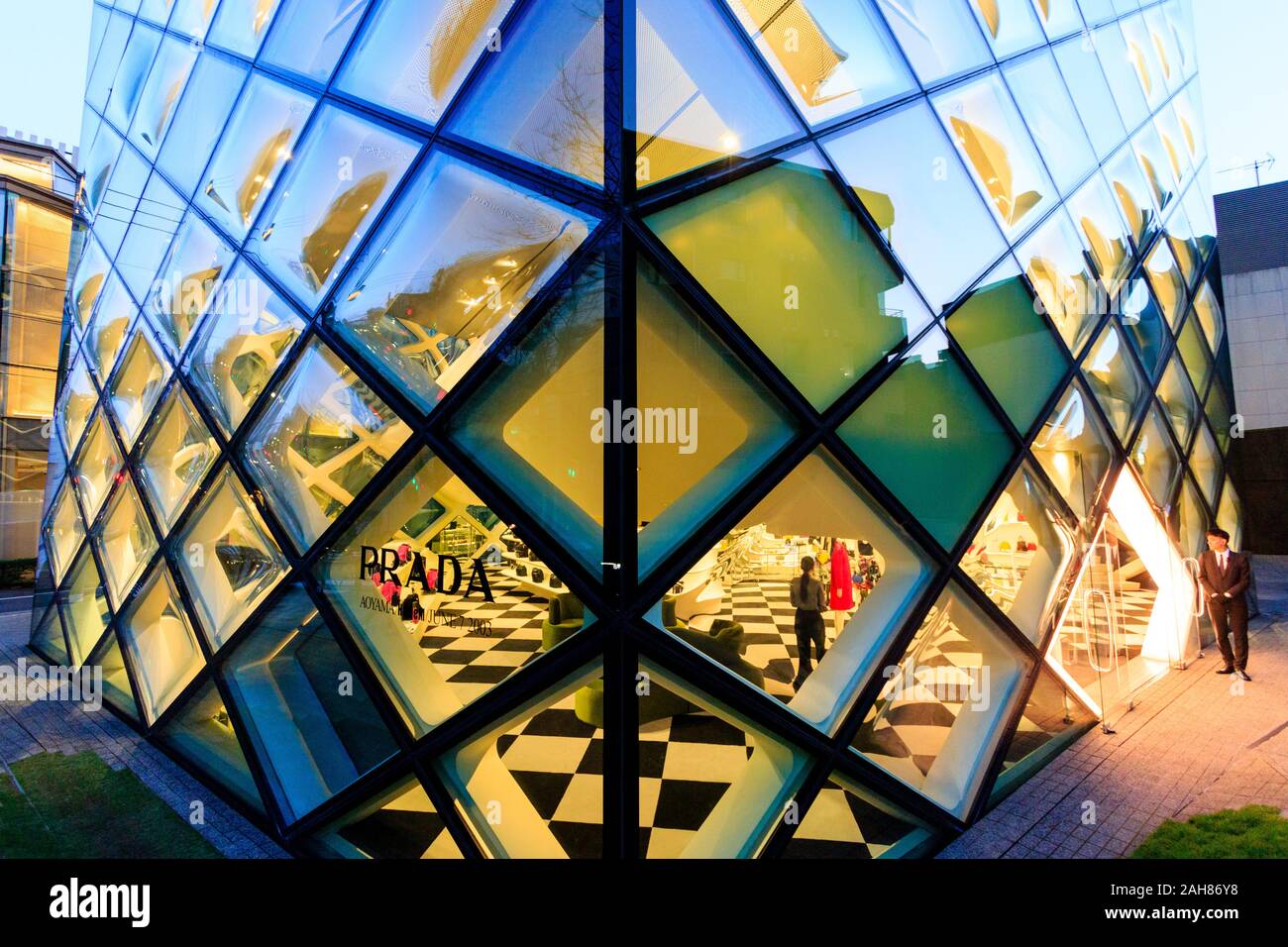 Prada Aoyama store, Tokyo. Un cristallo di vetro costruzione fatta da  diamante a forma di lastre di vetro, illuminata, di notte. Close up di  angolo dell'edificio Foto stock - Alamy