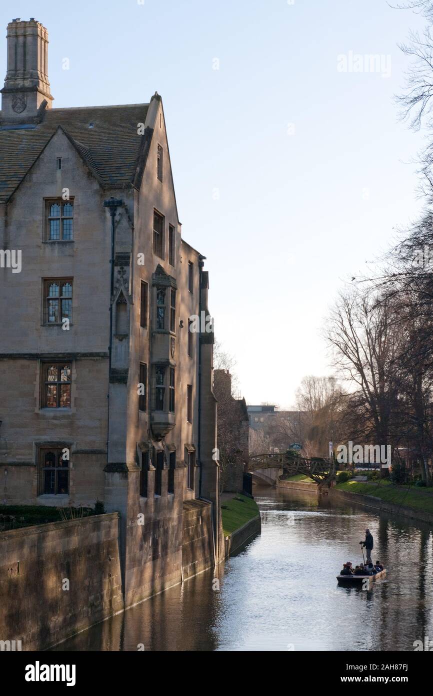 Punting sul fiume Cam in Cambridge tra King's College di Ponte e ponte di matematica Foto Stock