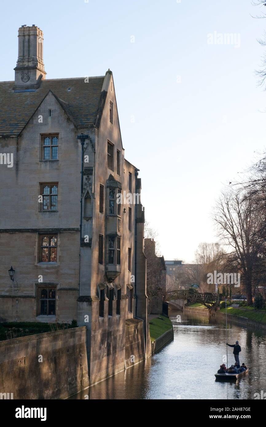Punting sul fiume Cam in Cambridge tra King's College di Ponte e ponte di matematica Foto Stock