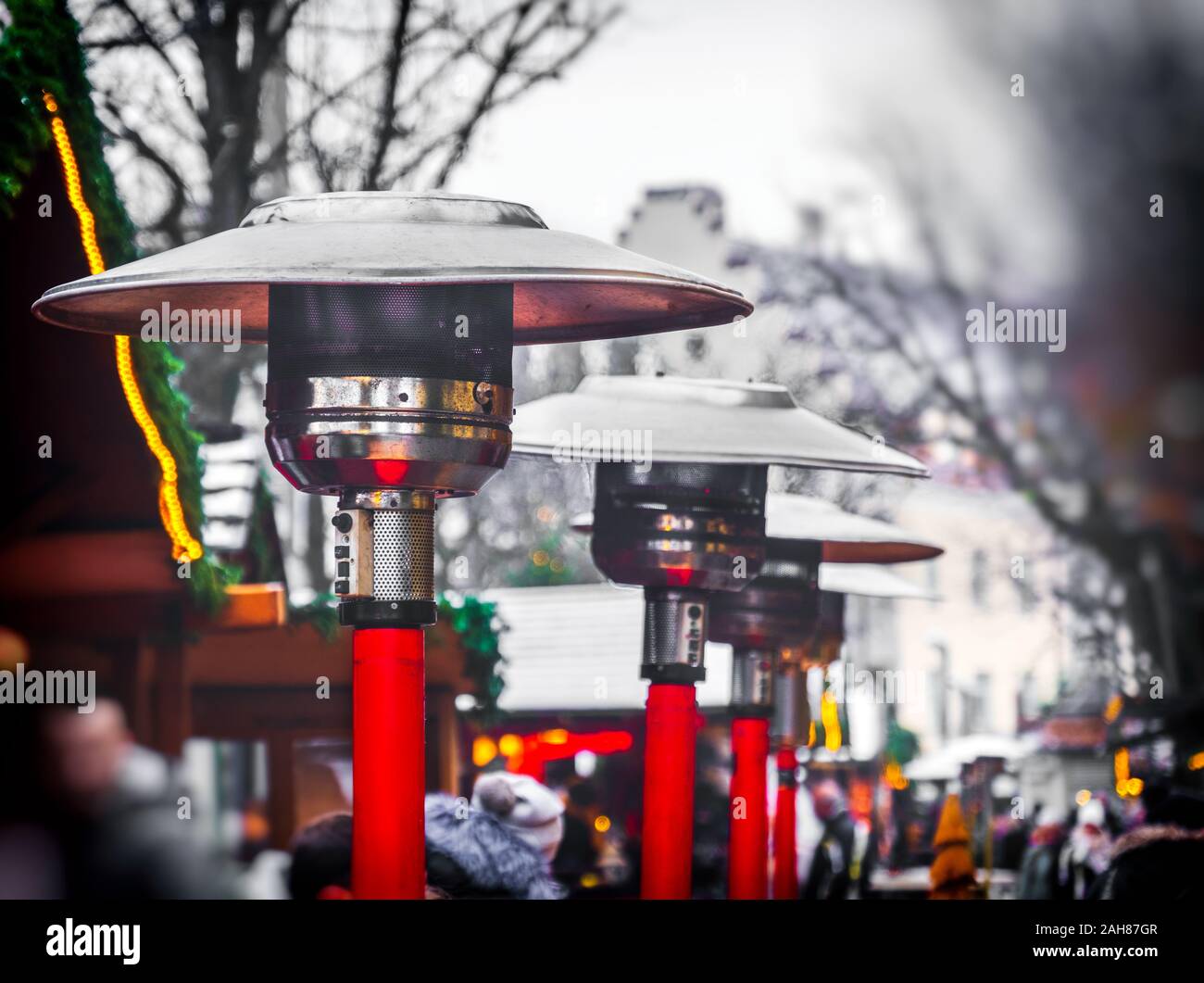 Fila di gas riscaldatori patio con propano lampada di calore sulla strada nella giornata invernale Foto Stock