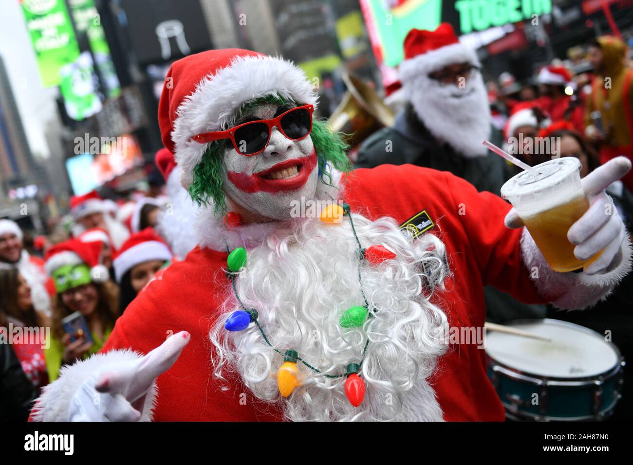 Centinaia di persone partecipano a SantaCon NY, annualmente un pub crawl in cui persone vestite di Santa Claus costumi o come altri personaggi natalizi pa Foto Stock