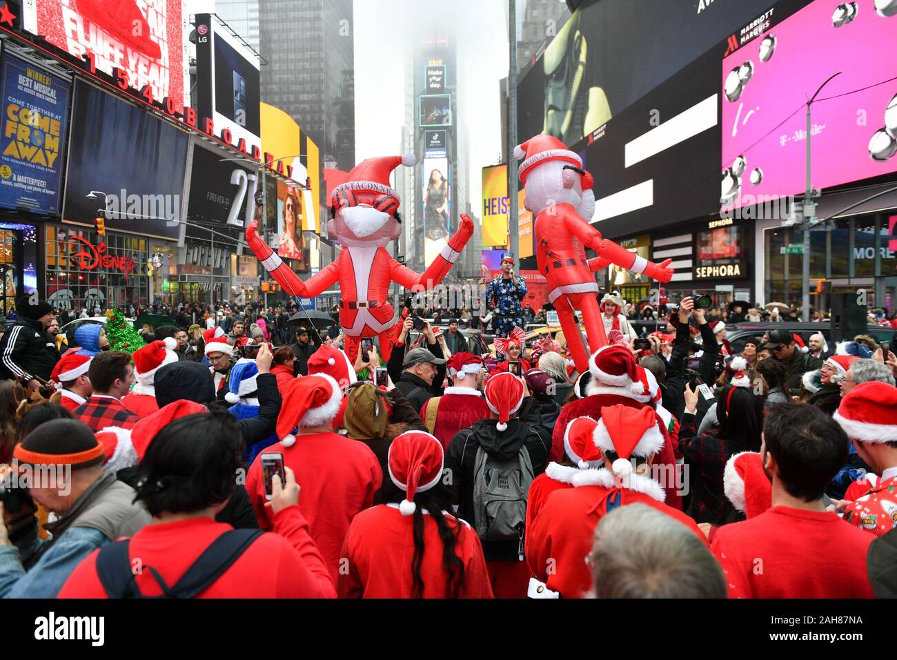 Centinaia di persone partecipano a SantaCon NY, annualmente un pub crawl in cui persone vestite di Santa Claus costumi o come altri personaggi natalizi pa Foto Stock