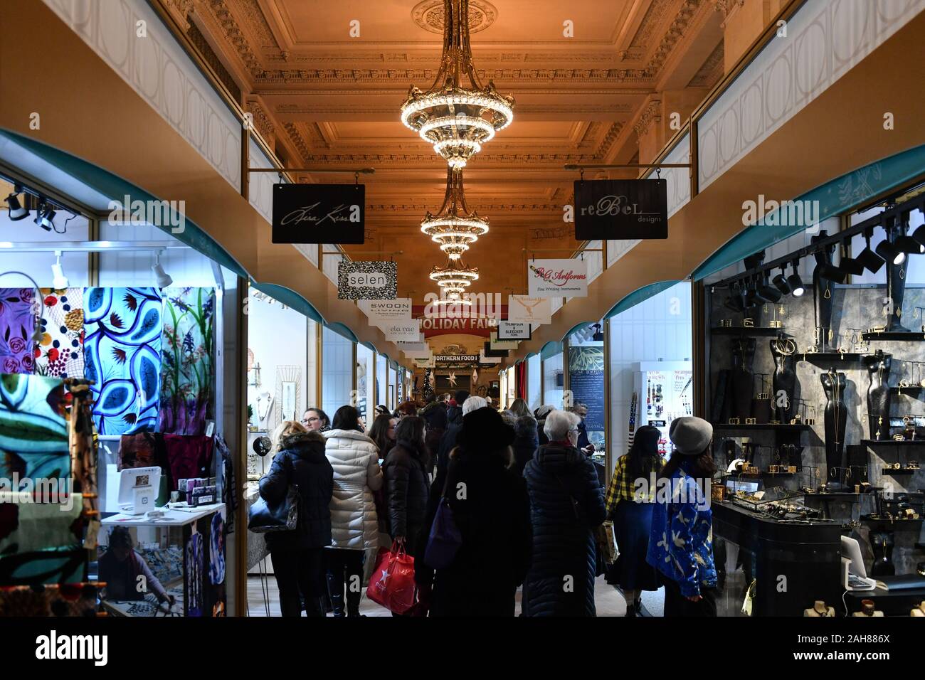 Una vista generale della Grand Central Fiera Vacanze a Vanderbilt Hall presso il Grand Central Terminal. Foto Stock