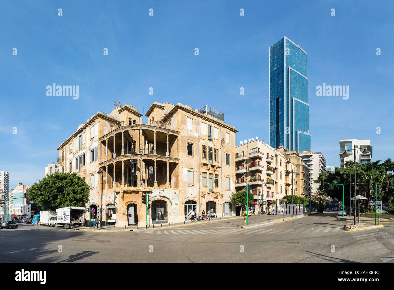 Il vecchio e storico Beit Beirut Barakat o edificio e Sama Beirut, il più alto grattacielo moderno in Libano, Sodeco, Achrafieh, Libano Foto Stock