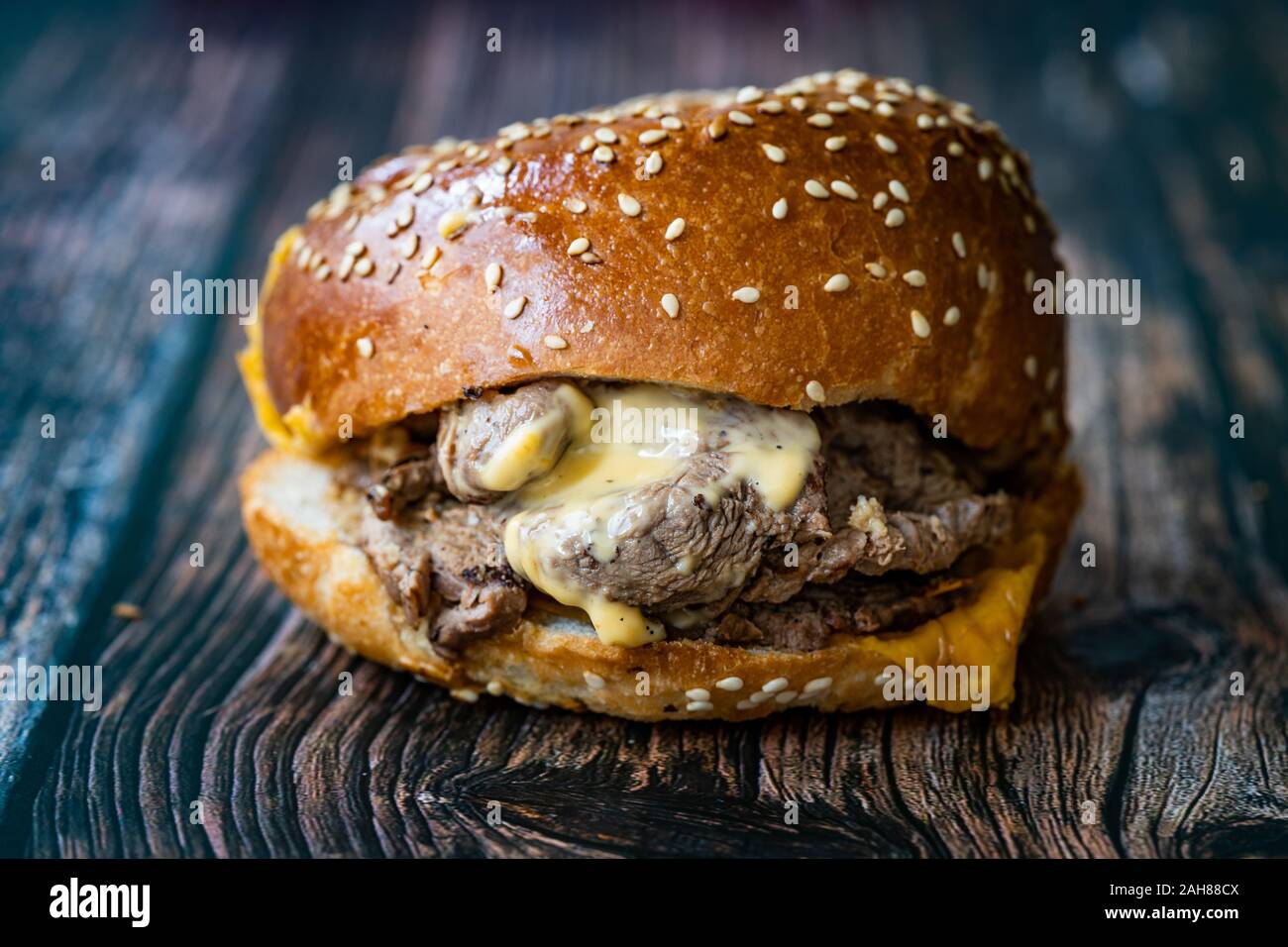 Bistecca hamburger fatto con carne di agnello Lokum e il formaggio Cheddar / Hamburger o Cheeseburger sulla superficie di legno. Fast Food. Foto Stock