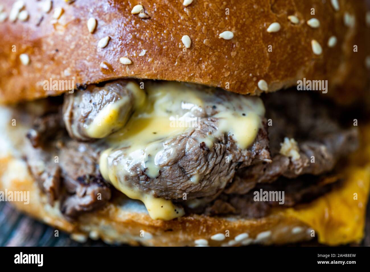 Bistecca hamburger fatto con carne di agnello Lokum e il formaggio Cheddar / Hamburger o Cheeseburger sulla superficie di legno. Fast Food. Foto Stock