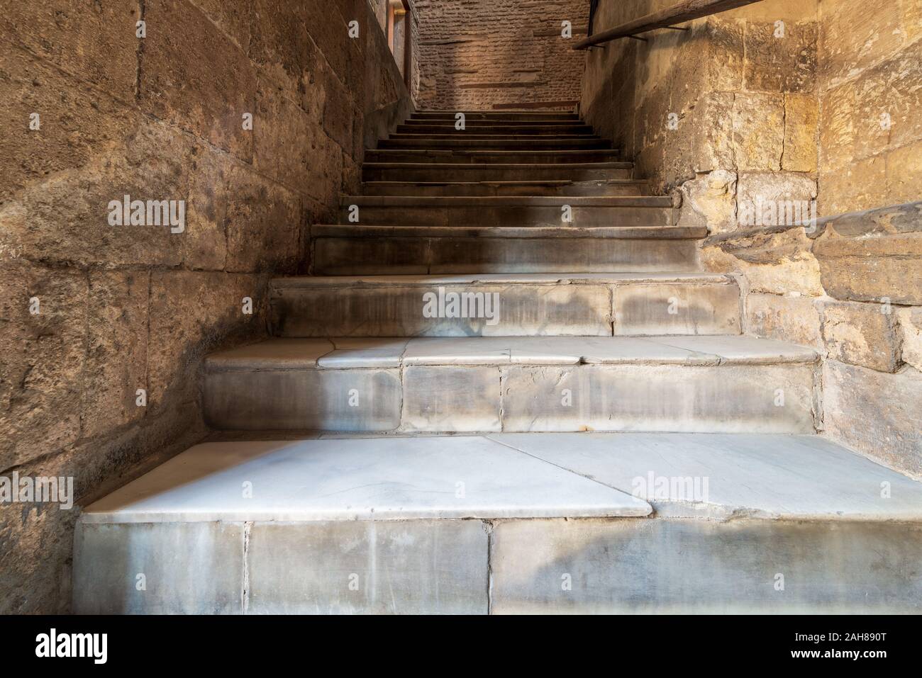 Giorno colpo di vecchio stretta scalinata in pietra che termina con il muro in mattoni Foto Stock