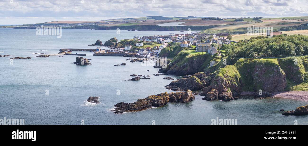 Vista panoramica di St Abbs villaggio ed un porto sul Berwickshire costa nel sud est della Scozia su una bella giornata d'estate. Foto Stock