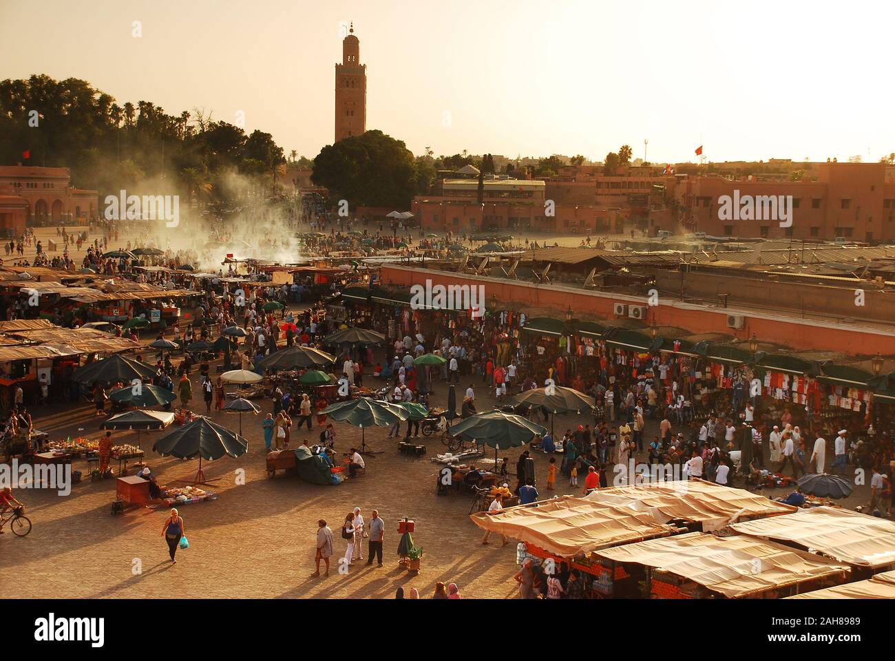 Piazza del mercato di Jemaa el Fna nella Medina, Marrakech, Marocco Foto Stock