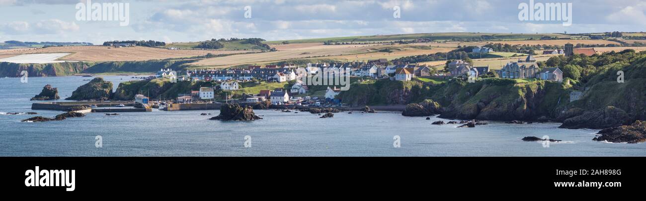 Vista panoramica di St Abbs villaggio ed un porto sul Berwickshire costa nel sud est della Scozia su una bella giornata d'estate. Foto Stock