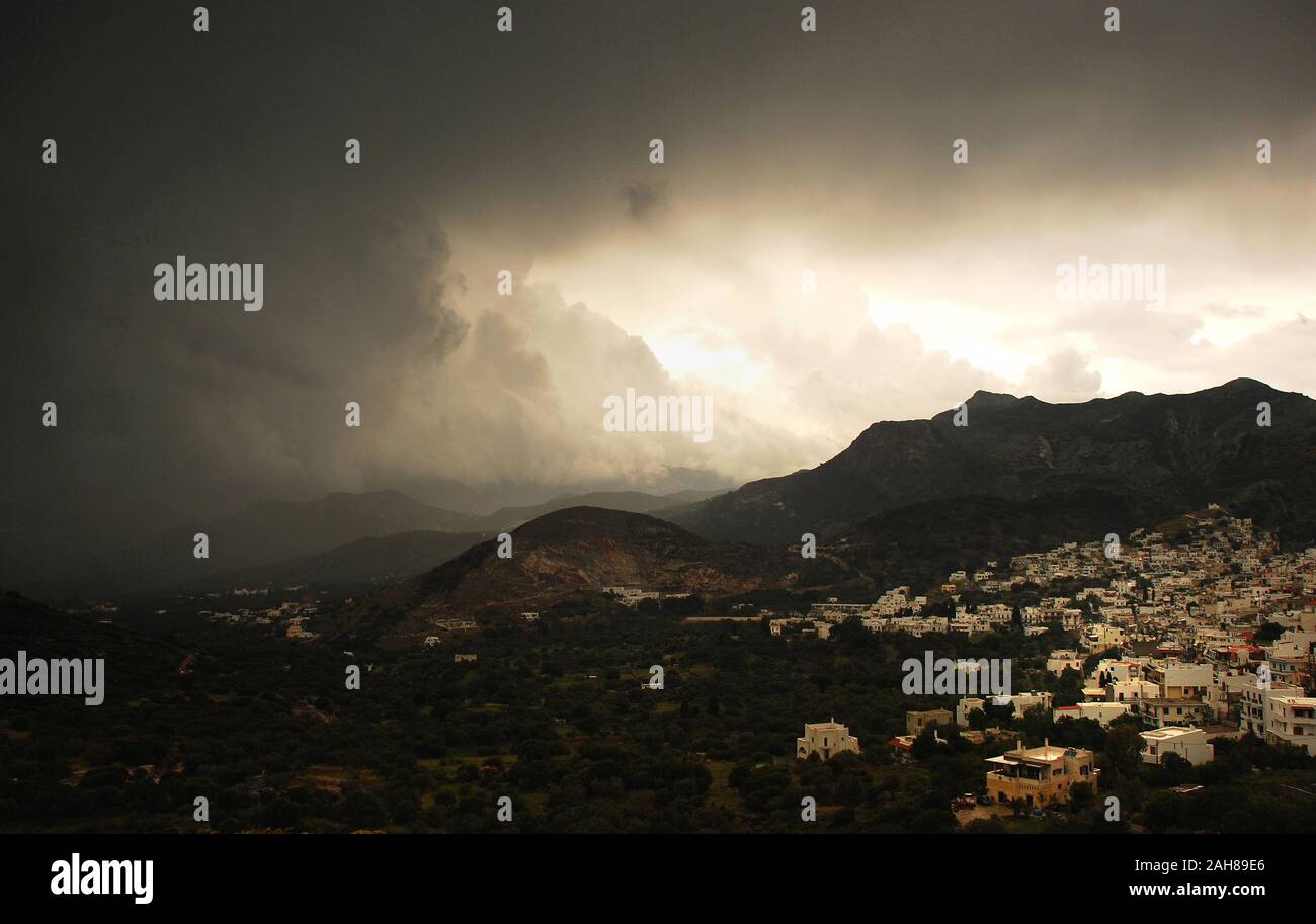 Tempesta sopra Hill Village sull'isola di Naxos, Cicladi, Grecia Foto Stock