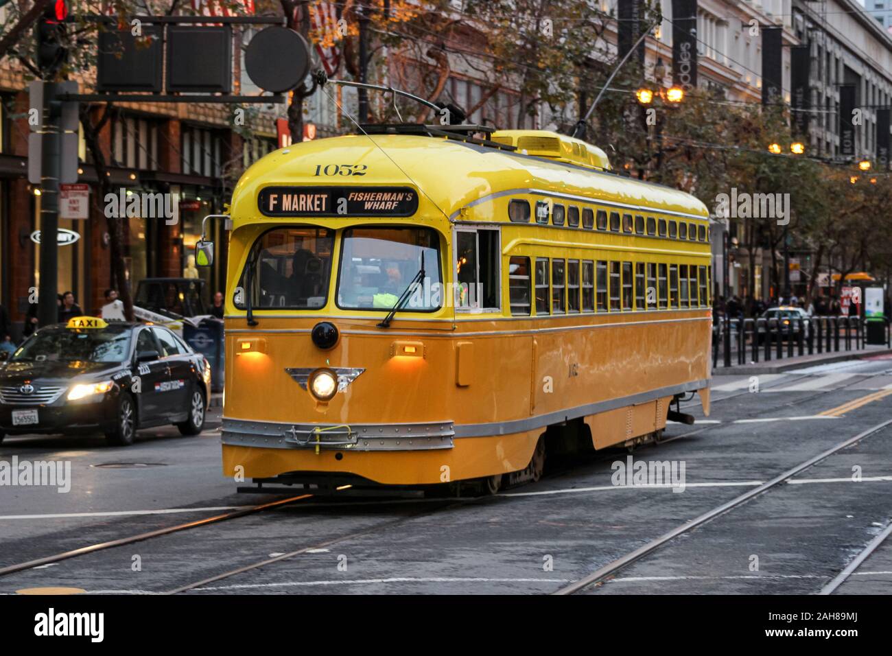 Patrimonio di colore giallo o il tram tram vintage su Market Street a San Francisco, Stati Uniti d'America Foto Stock