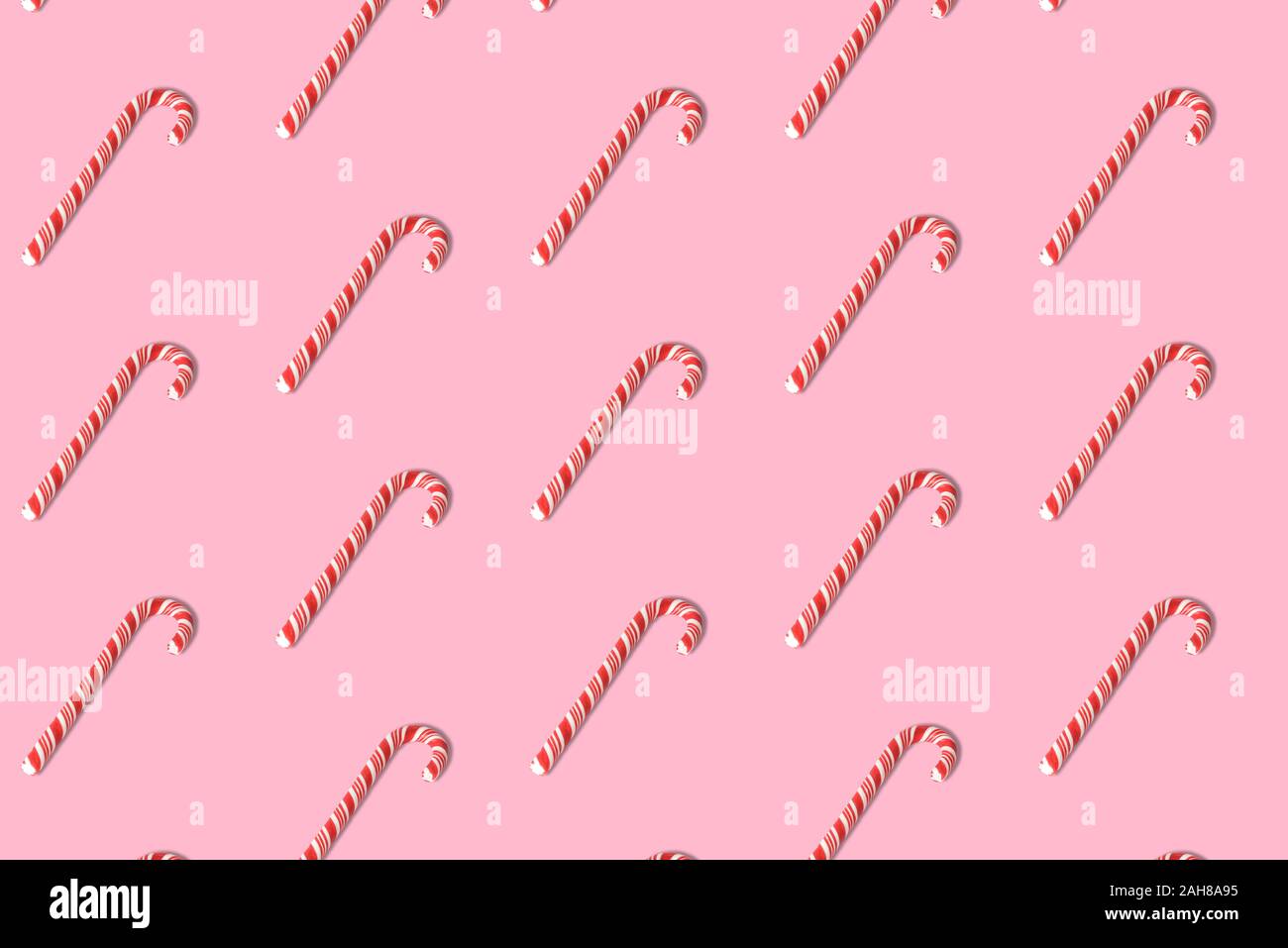 Candy canes pattern sul rosa pastello background creativo minima Natale o Capodanno concetto. Foto Stock